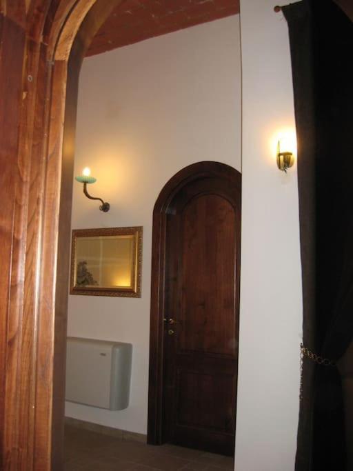 Vivilo Collection - Opera Teather Apartment - Very Central روما المظهر الخارجي الصورة
